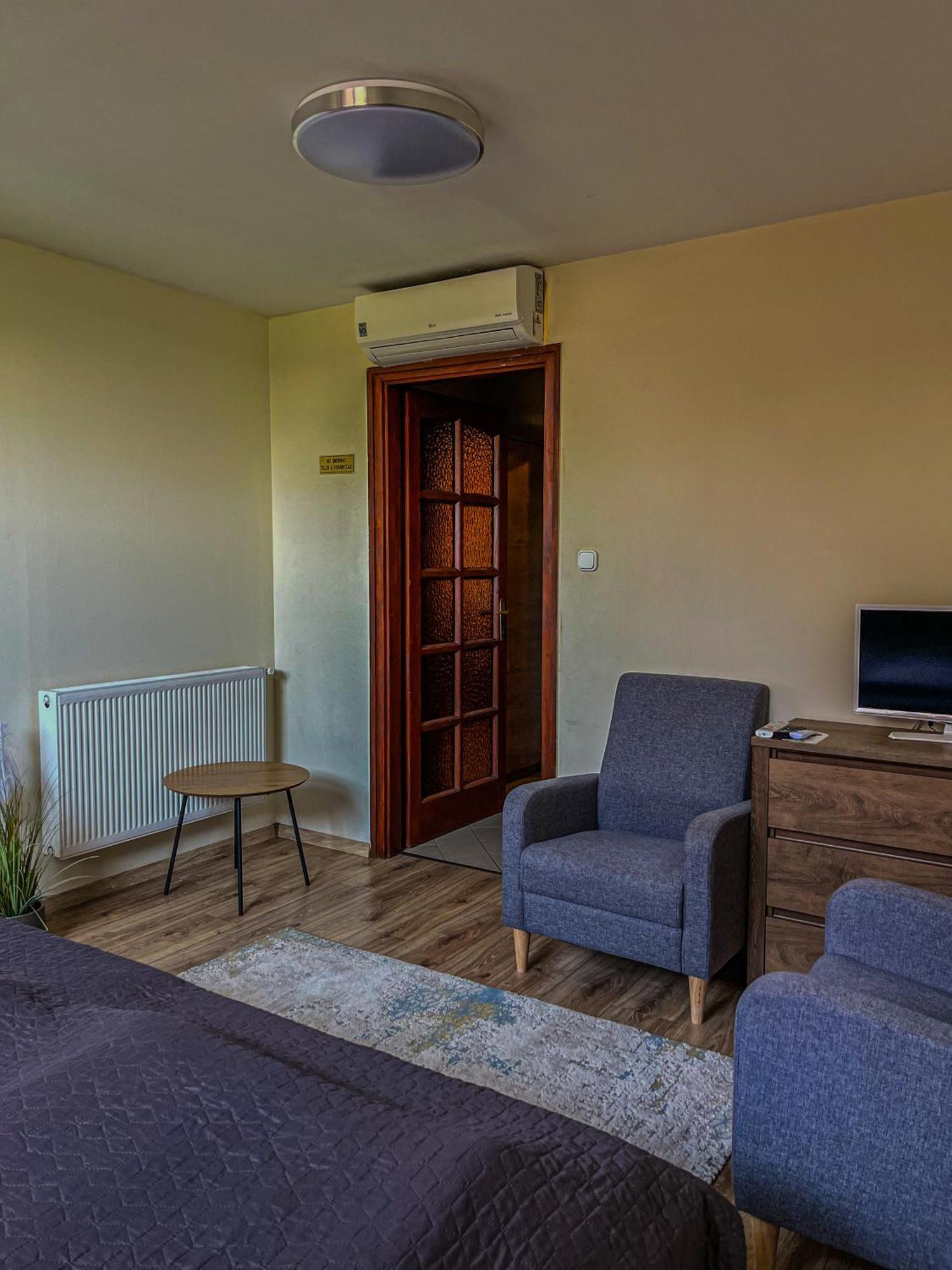 Bed and Breakfast Sempre Etterem Es Panzio Секешфехервар Экстерьер фото